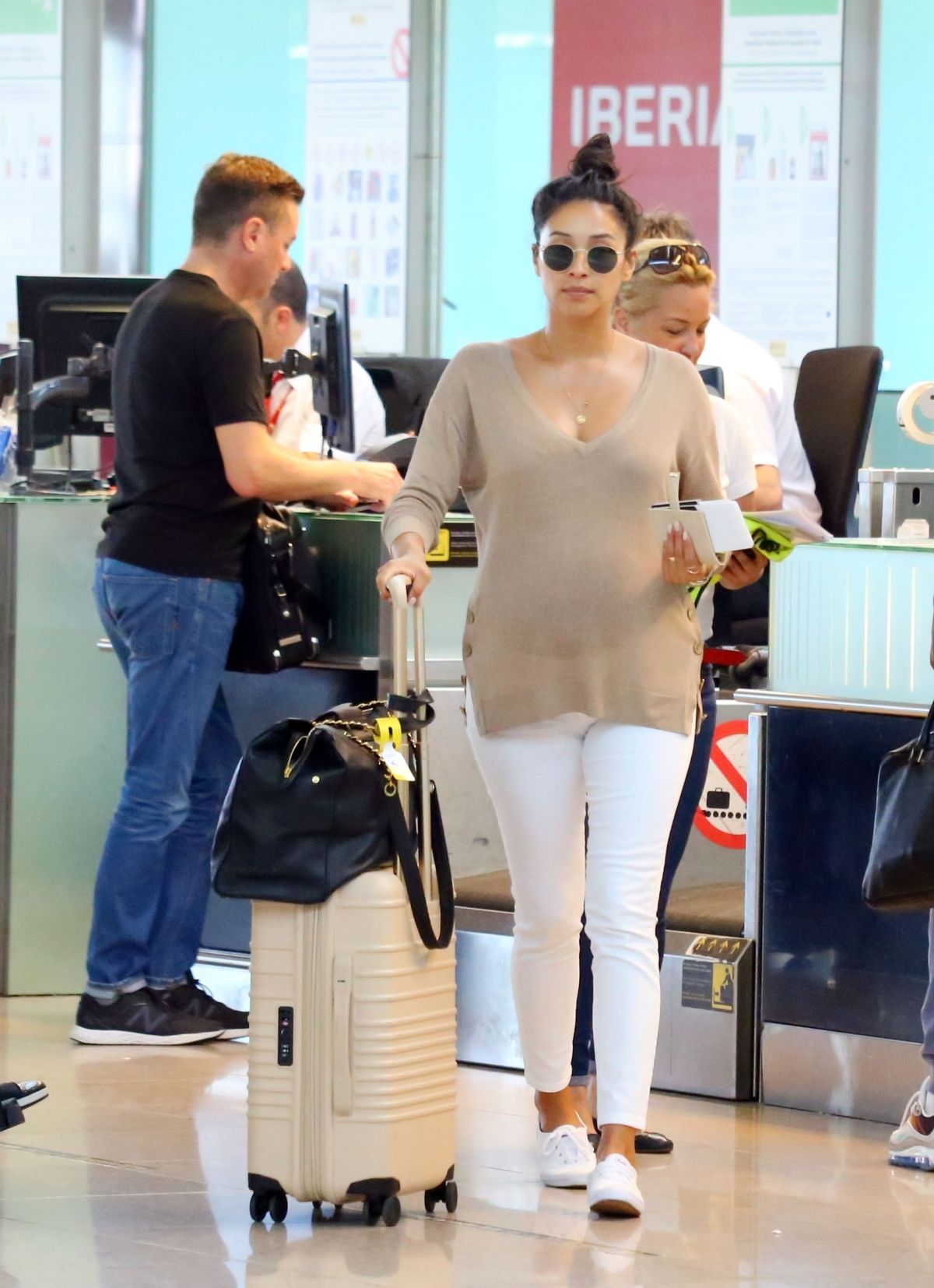 Pregnant SHAY MITCHELL at Airport in Barcelona 07/12/2019 – HawtCelebs