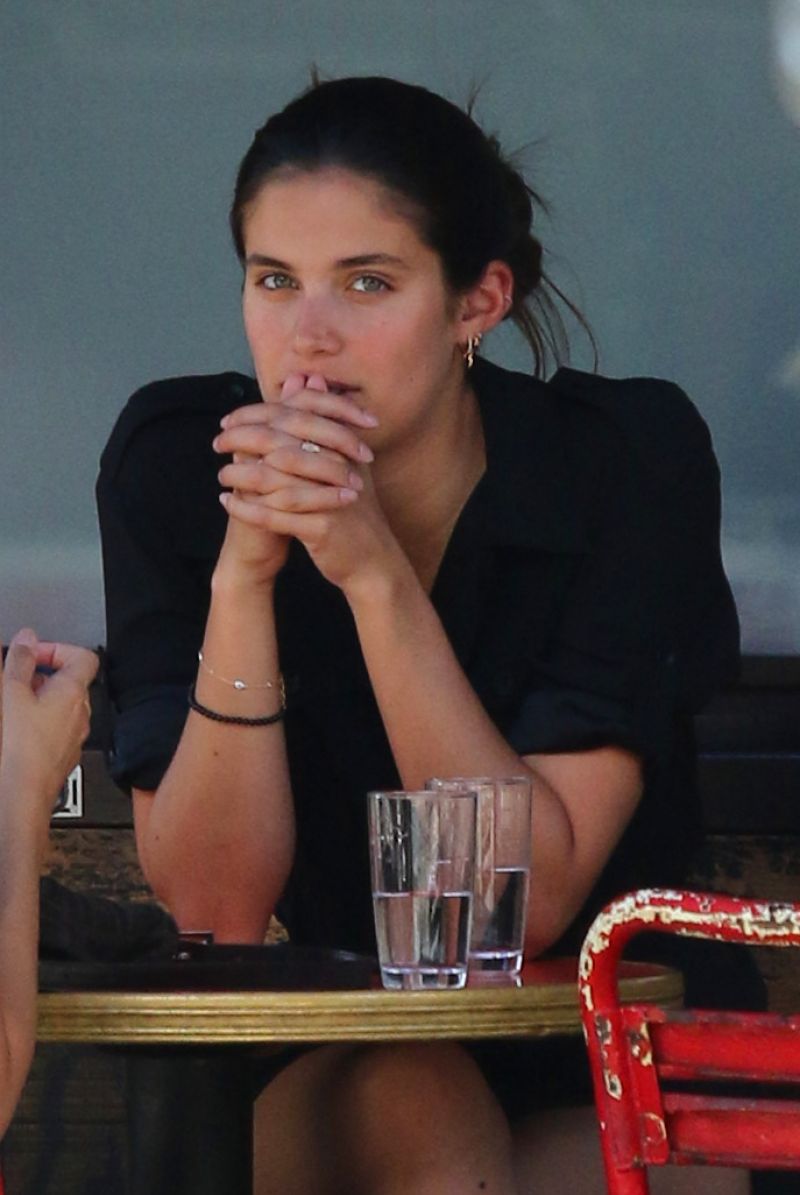 sara-sampaio-out-for-lunch-with-a-fiend-in-new-york-07-24-2019-3.jpg