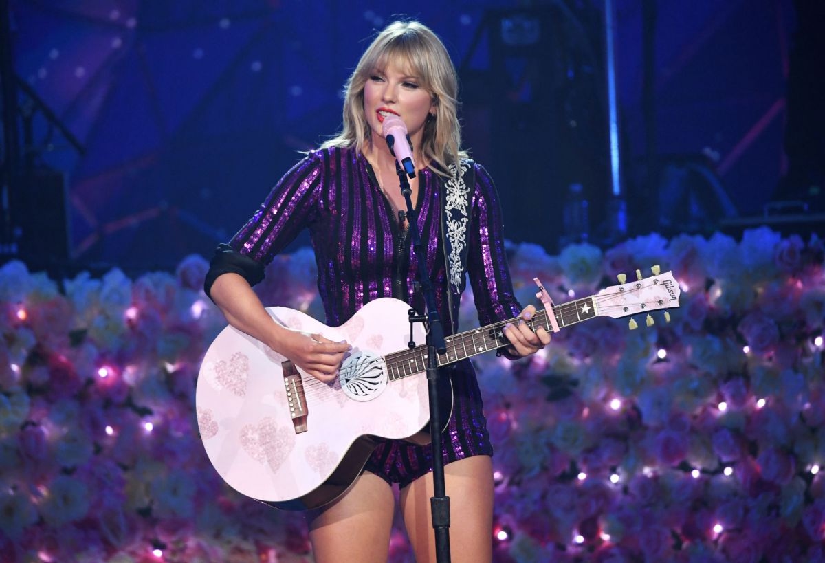 TAYLOR SWIFT Performs at 2019 Amazon Prime Day Concert in New York 07/10/2019 ...