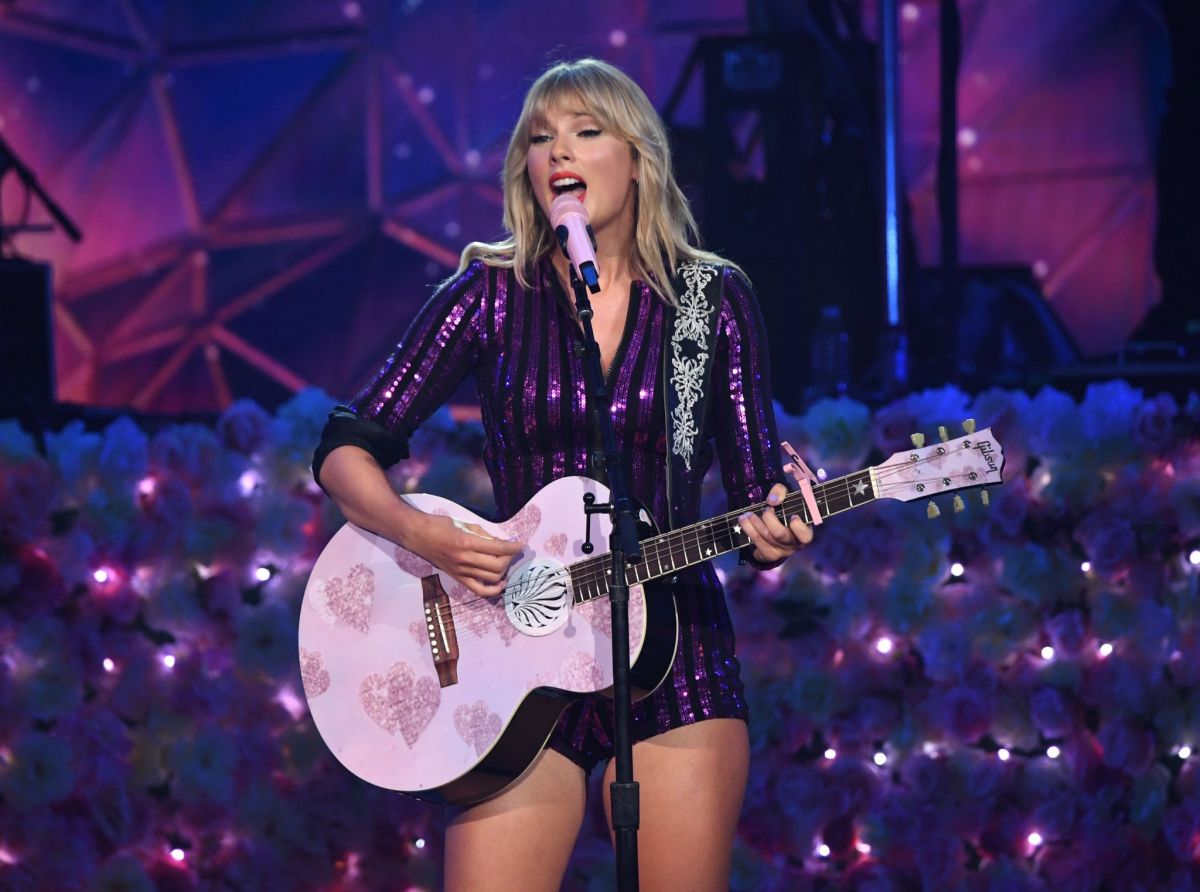 TAYLOR SWIFT Performs at 2019 Amazon Prime Day Concert in New York 07/10/2019 ...1200 x 892