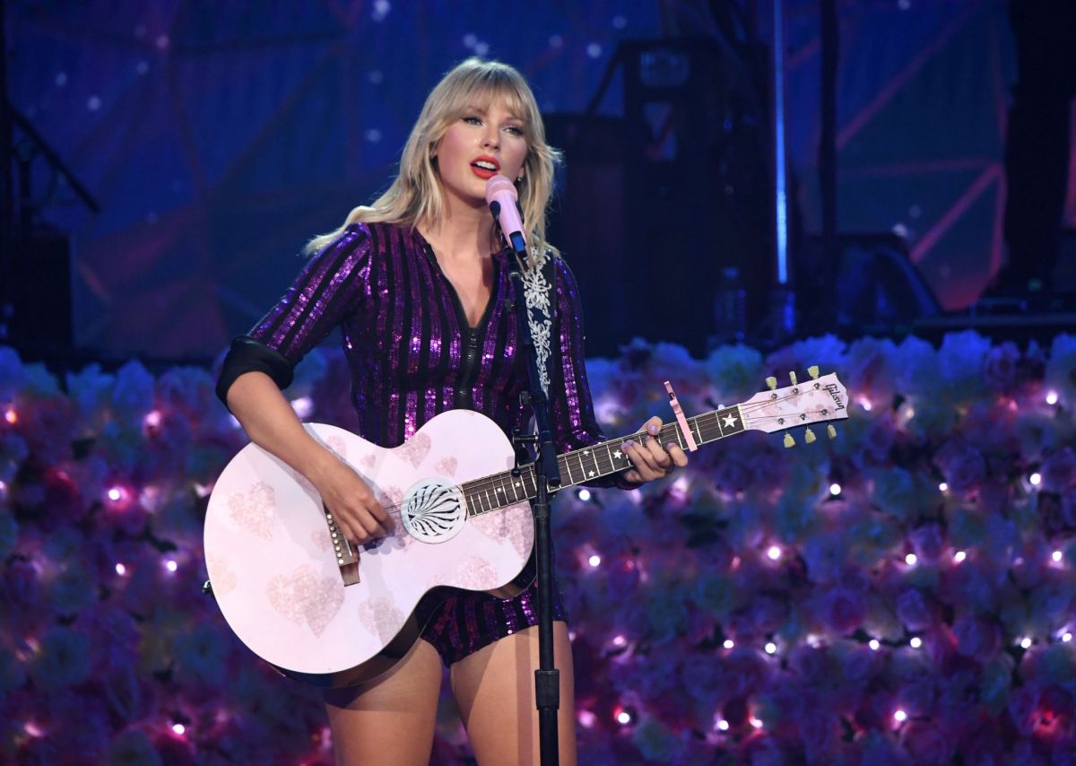 TAYLOR SWIFT Performs at 2019 Amazon Prime Day Concert in New York 07/10/2019 ...1200 x 854