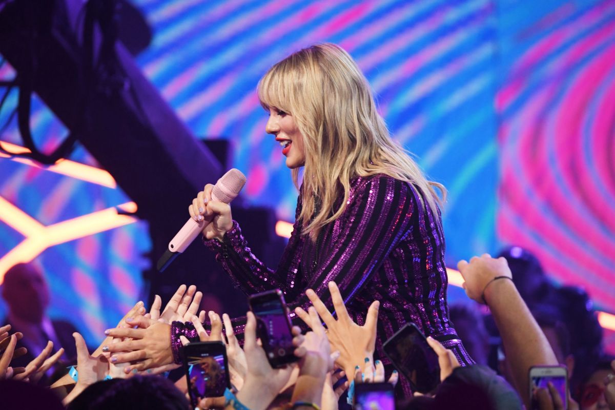 TAYLOR SWIFT Performs at 2019 Amazon Prime Day Concert in New York 07/10/2019 ...1200 x 800
