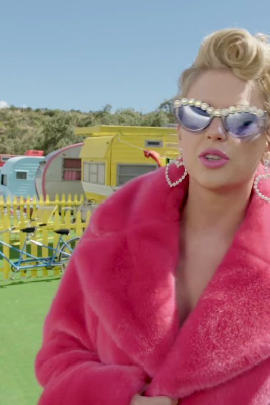 TAYLOR SWIFT – You Need to Calm Down – Behind the Scenes Video