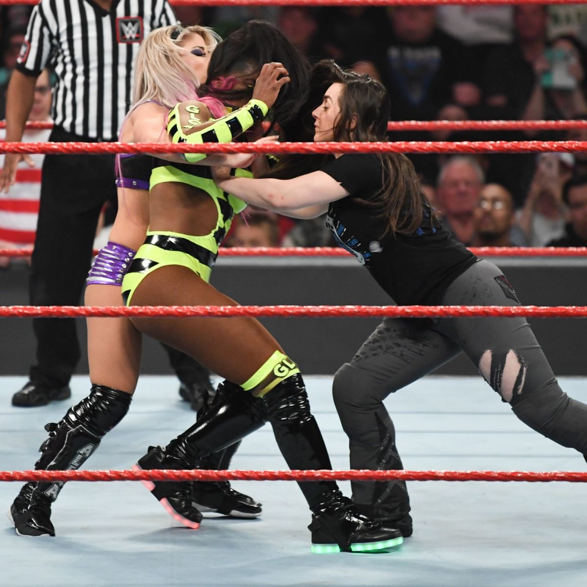 Vs nikki. Алекса Блисс WWE 2021. WWE Raw 2016 Natalya. Alexa Bliss vs Naomi. Naomi WWE feet.