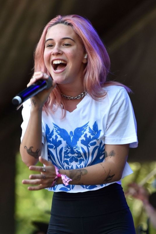 BEA MILLER Performs at Lollapalooza in Chicago 08/03/2019