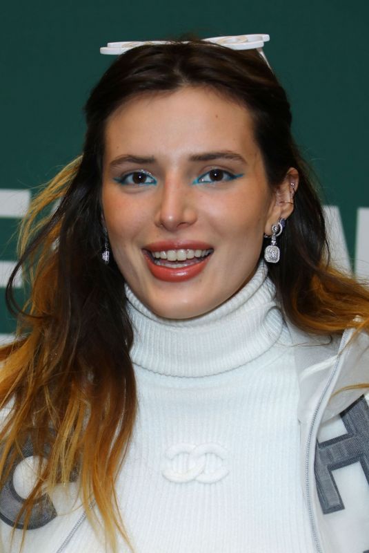 BELLA THORNE Signing Her New Bbook The Life of a Wannabe Mogul at Barnes & Noble in Los Angeles 08/13/2019