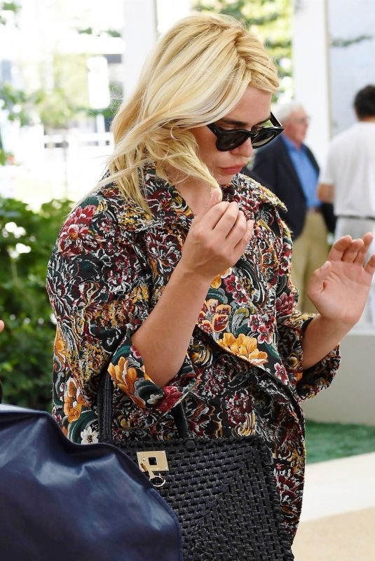 BILLIE PIPER Out and About in Venice 08/30/2019