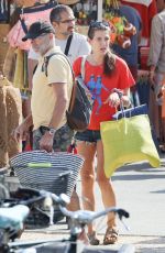CHARLOTTE CASIRAGHI Shopping at Market in Cap-Ferret 08/05/2019