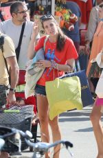 CHARLOTTE CASIRAGHI Shopping at Market in Cap-Ferret 08/05/2019
