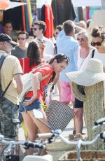 CHARLOTTE CASIRAGHI Shopping at Market in Cap-Ferret 08/05/2019