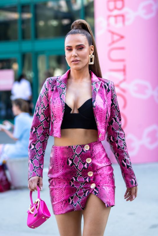 CJ LANA PERRY Leaves Beautycon Festival in Los Angeles 08/11/2019