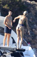 DEVON WINDSOR in Bacht at at a Yach in Sardinia 08/11/2019