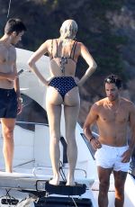 DEVON WINDSOR in Bacht at at a Yach in Sardinia 08/11/2019