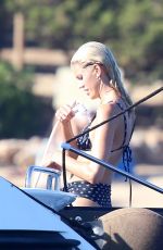 DEVON WINDSOR in Bacht at at a Yach in Sardinia 08/11/2019