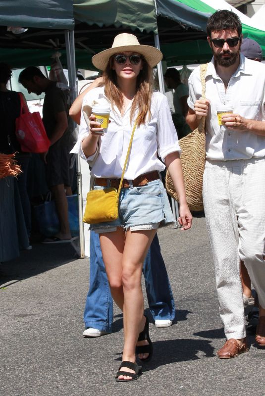 ELIZABETH OLSEN in Denim SHorts Shopping at Farmers Market in Studio City 08/11/2019