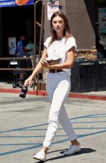 EMILY RATAJKOWSKI at Lassens Natural Foods & Vitamins in Los Angeles 08/29/2019
