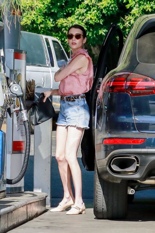 EMMA ROBERTS at a Gas Station in Los Feliz 08/23/2019