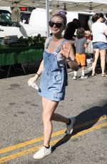 GENEVIEVE HANNELIUS Shopping at Farmers Market in Studio City 08/11/2019