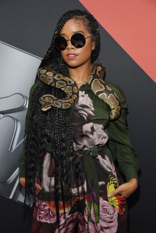H.E.R. at 2019 MTV Video Music Awards in Newark 08/26/2019