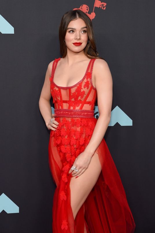 HAILEE STEINFELD at 2019 MTV Video Music Awards in Newark 08/26/2019