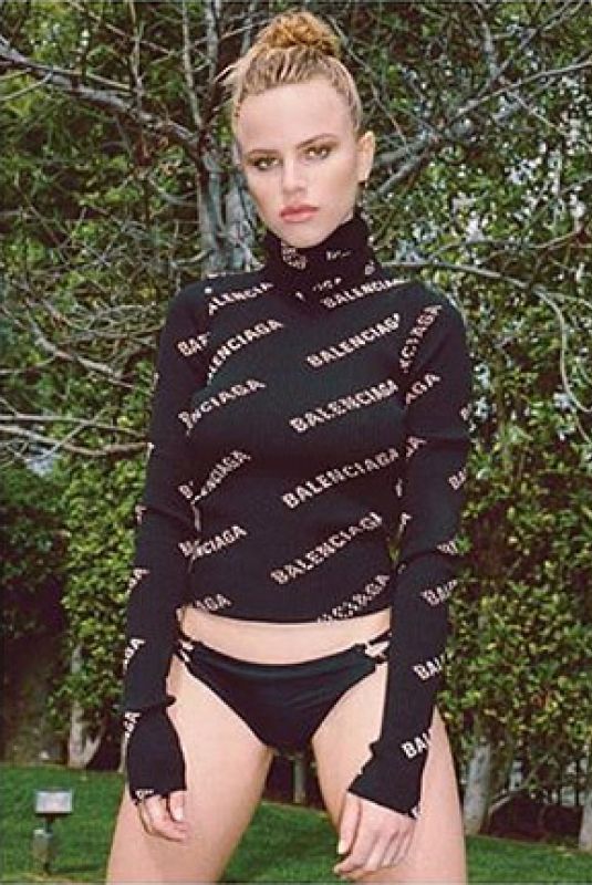 HALSTON SAGE in Veni Magazine, July 2019