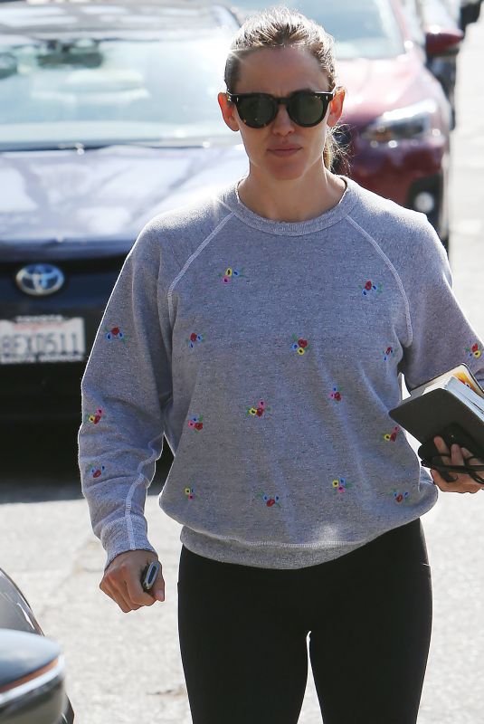 JENNIFER GARNER Out and About in Los Angeles 08/27/2019