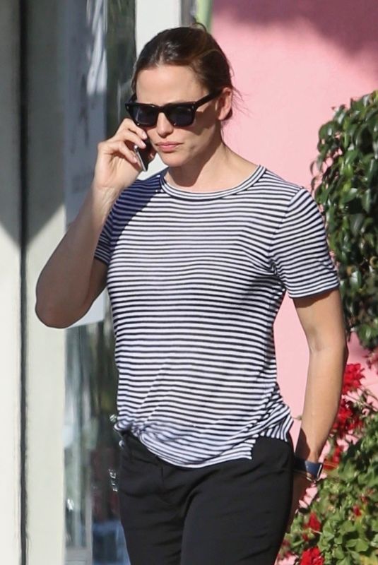 JENNIFER GARNER Out in Brentwood 08/17/2019
