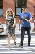 JENNY MOLLEN and Jason Biggs Out for Lunch in New York 08/12/2019