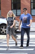 JENNY MOLLEN and Jason Biggs Out for Lunch in New York 08/12/2019