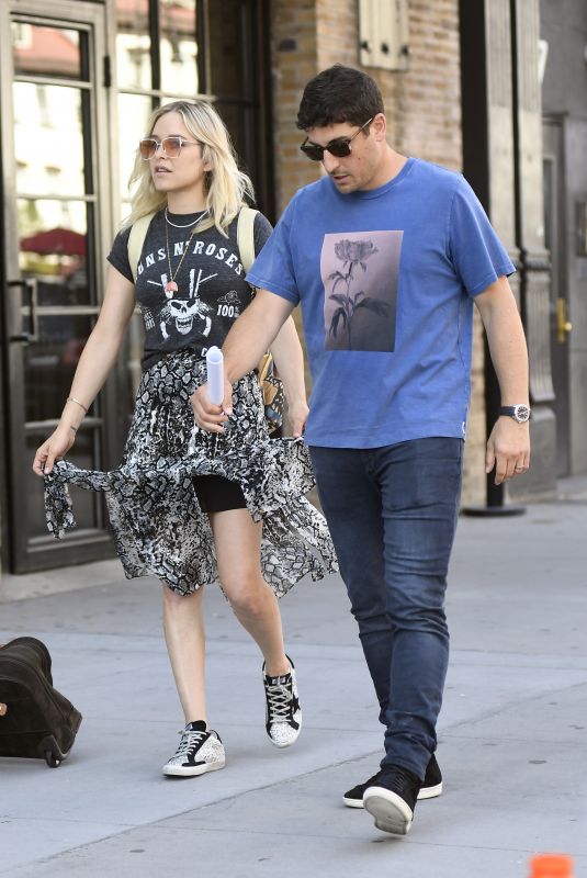 JENNY MOLLEN and Jason Biggs Out for Lunch in New York 08/12/2019