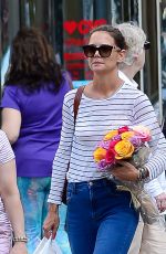 KATIE HOLMES Picks Up Bouquet of Roses in New York 08/12/2019