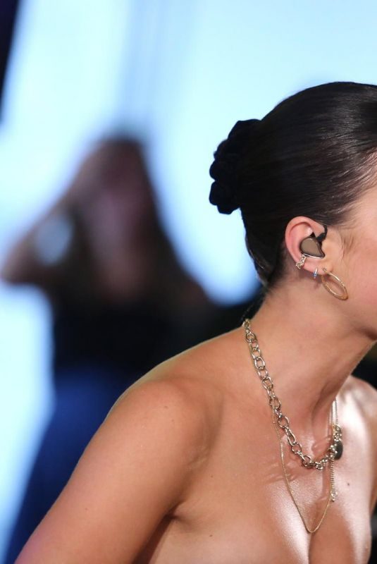 LENA MEYER-LANDRUT Performs at L’Oreal Botanicals Fresh Care Living Room Concert 08/25/2019