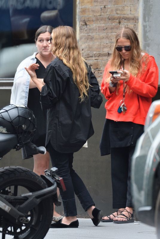 MARY-KATE and ASHLEY OLSEN Out Smoking in New York 08/06/2019