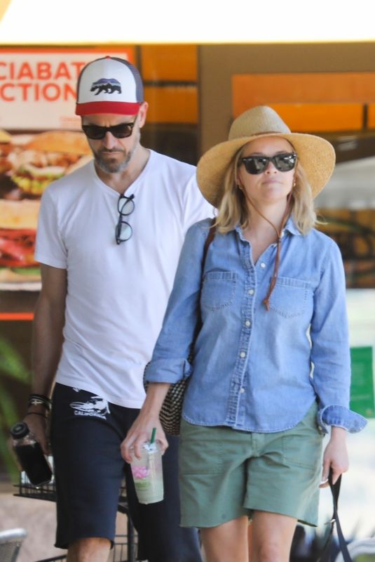 REESE WITHERSPOON Out for Breakfast in Malibu 08/25/2019