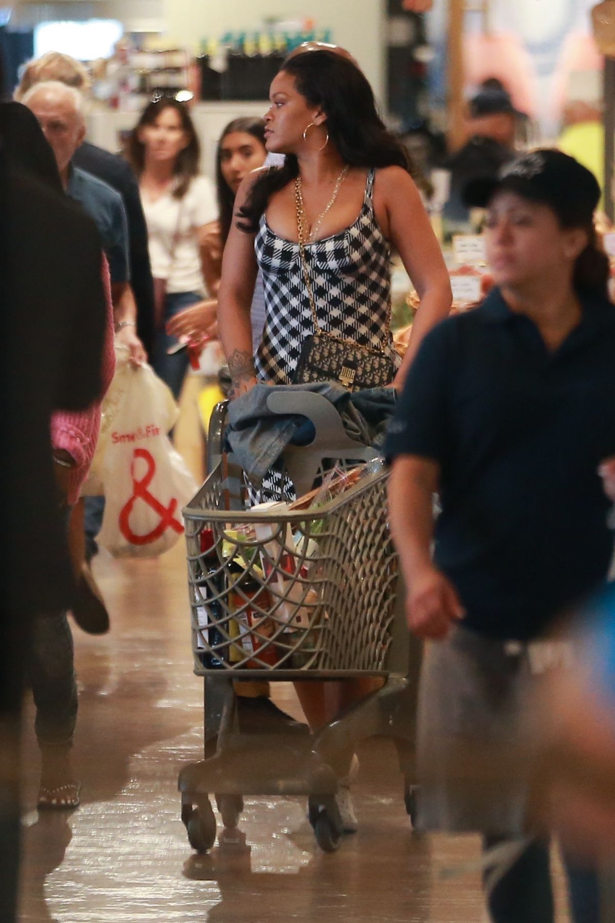 rihanna-out-shopping-in-los-angeles-08-09-2019-3.jpg