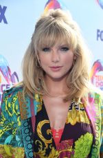 TAYLOR SWIFT at Teen Choice Awards 2019 in Hermosa Beach 08/11/2019