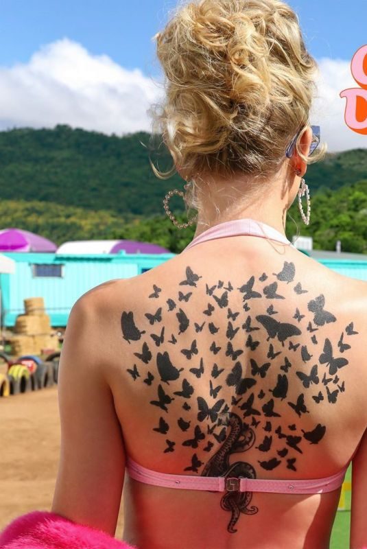 TAYLOR SWIFT – You Need to Calm Down Music Video