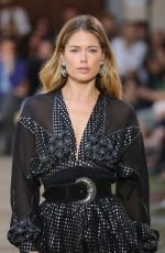 DOUTZEN KROES at Etro Runway Show at Milan Fashion Week 09/20/2019