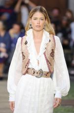 DOUTZEN KROES at Etro Runway Show at Milan Fashion Week 09/20/2019