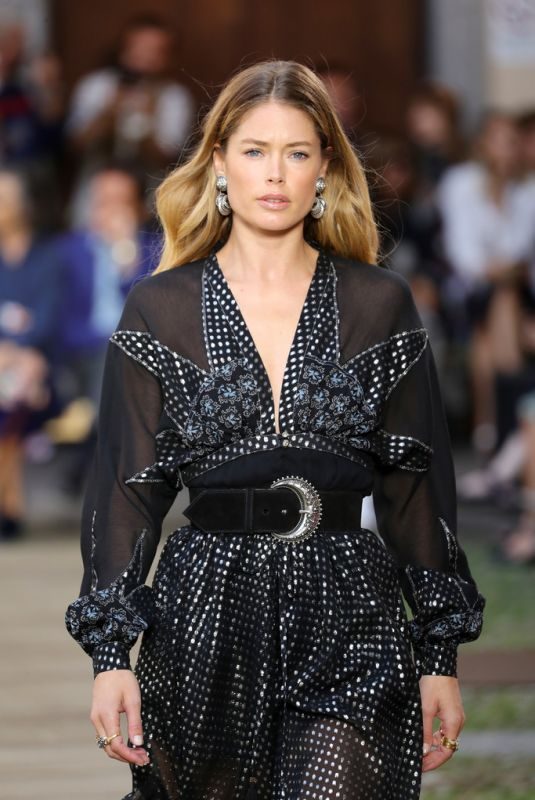 DOUTZEN KROES at Etro Runway Show at Milan Fashion Week 09/20/2019