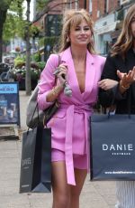 ESTER DEE Shopping in Alderley Edge in Cheshire 09/04/2019