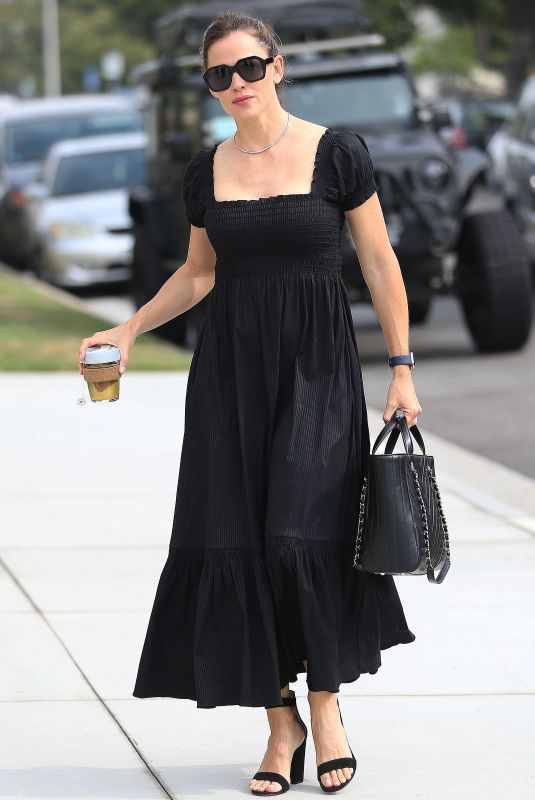 JENNIFER GARNER Arrives at a Church in Pacific Palisades 09/15/2019