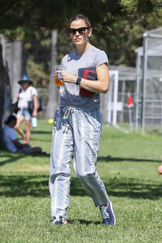 JENNIFER GARNER Out in Brentwood 09/14/2019