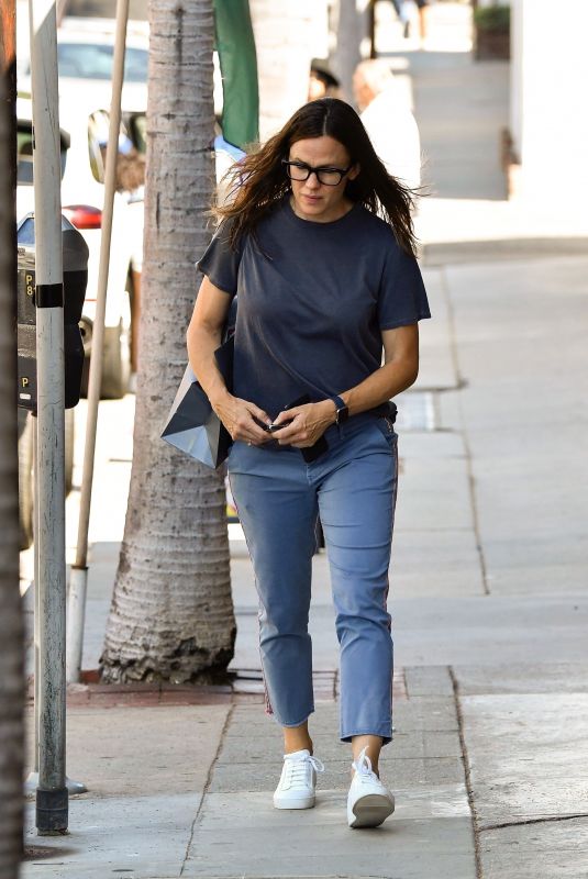 JENNIFER GARNER Out Shopping in Los Angeles 08/31/2019