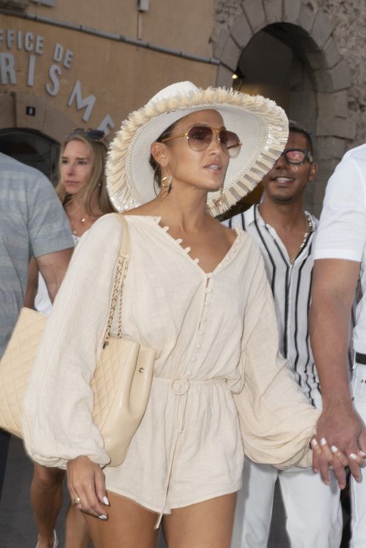 JENNIFER LOPEZ Out and About in St Tropez 09/04/2019