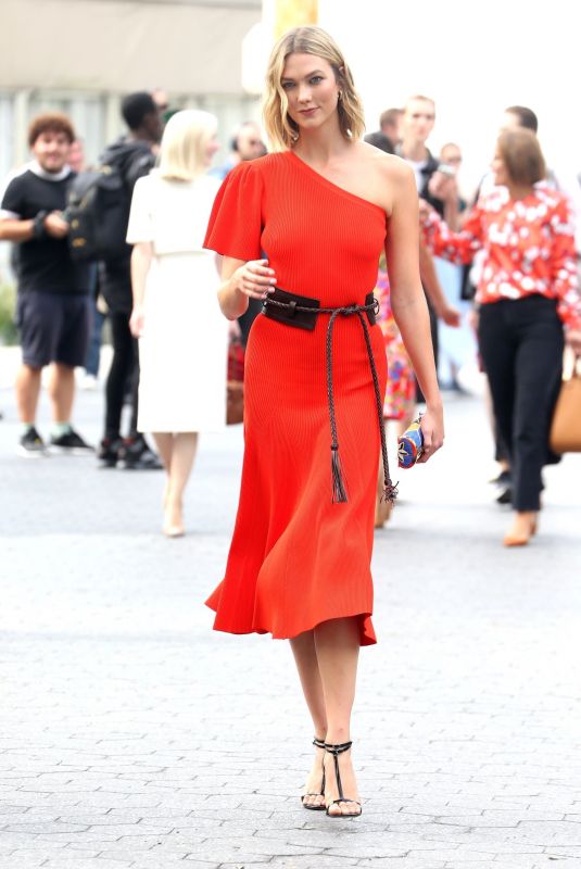 KARLIE KLOSS Arrives at Caroline Herrera Fashion Show in New York 09/09/2019