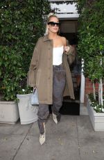 KHLOE KARDASHIAN Out for Lunch in Los Angeles 09/26/2019