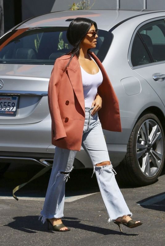 KOURTNEY KARDASHIAN Leaves s Studio in Los Angeles 09/20/2019