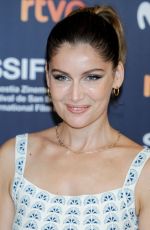 LAETITIA CASTA at Le Mileu De L