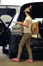 LORI LOUGHLIN Leaves Trader Joe